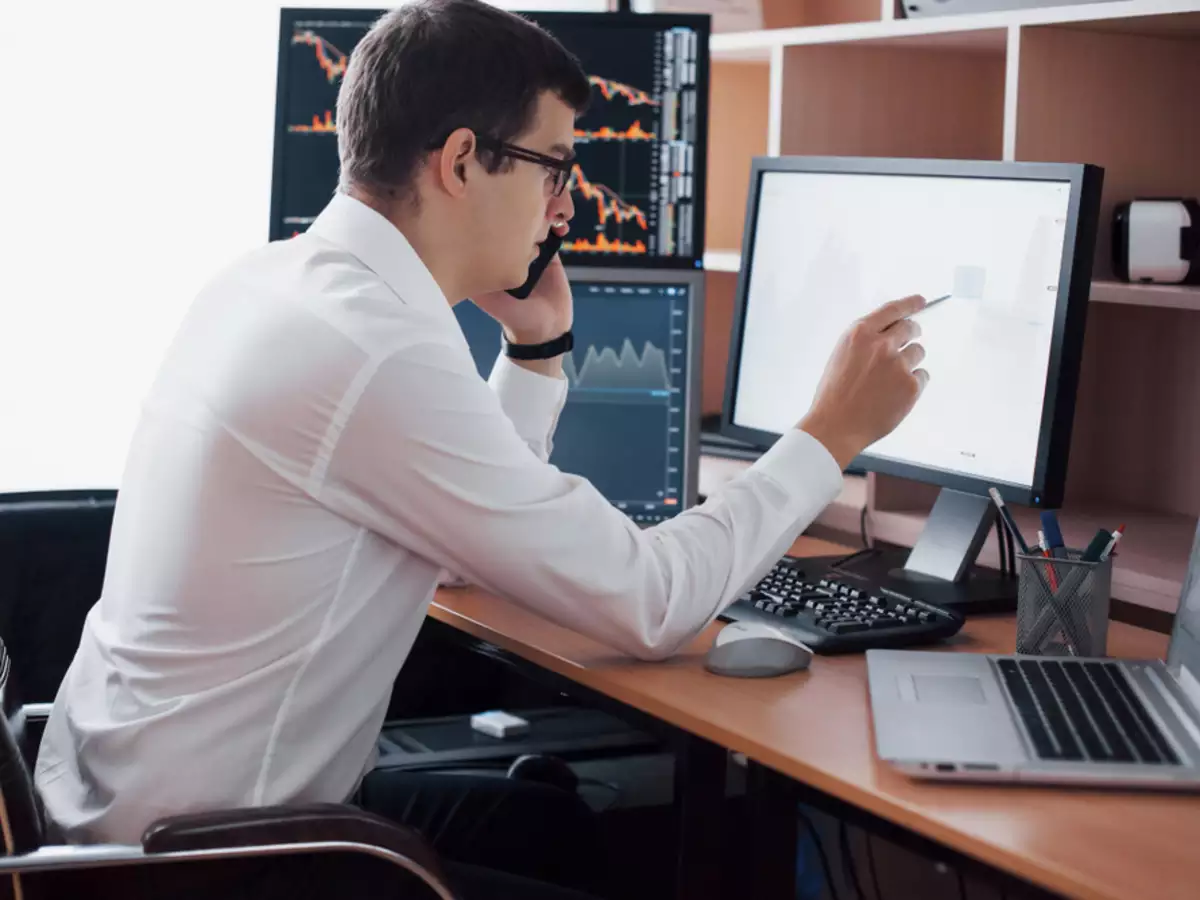 Benefits of Hiring a Stock Broker